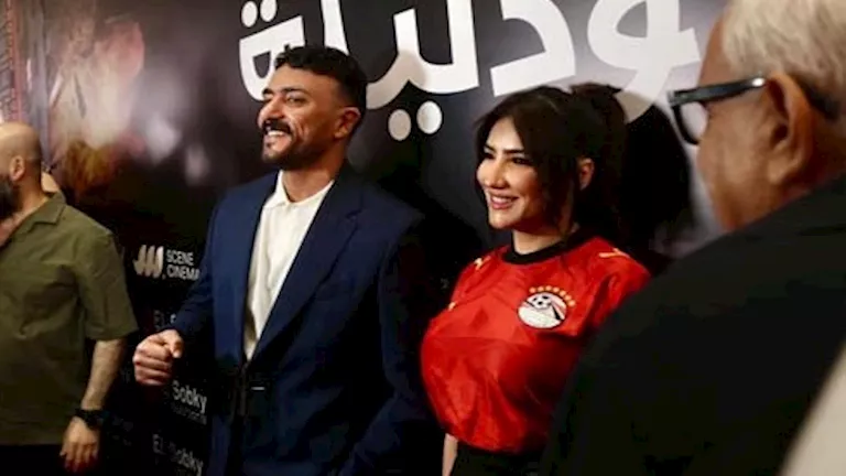 مي عمر تحضر العرض الخاص لفيلمها"شمشون ودليلة" بـ"تيشيرت المنتخب"