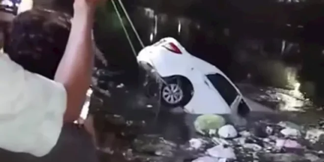 نجاة سائق بأعجوبة بعد سقوط سيارته في مصرف صحي بشبين القناطر