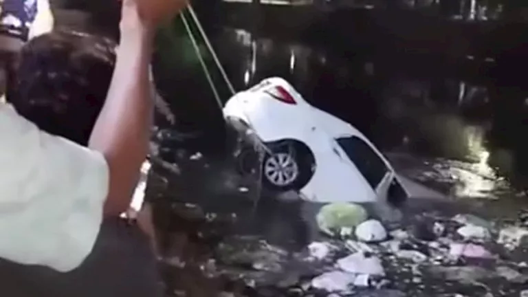 نجاة سائق بأعجوبة بعد سقوط سيارته في مصرف صحي بشبين القناطر