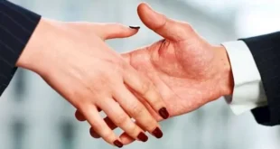 هل مصافحة المرأة تنقض الوضوء؟.. أمين الفتوى بدار الإفتاء يحسم الجدل
