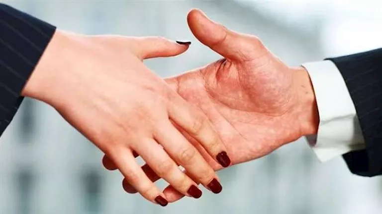 هل مصافحة المرأة تنقض الوضوء؟.. أمين الفتوى بدار الإفتاء يحسم الجدل