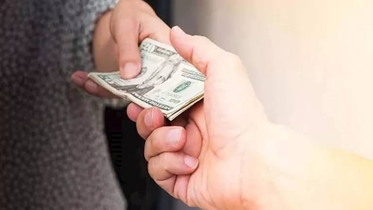 هل يجوز أن أعطي أبي من زكاة مالي؟.. رد حاسم من الأزهر للفتوى