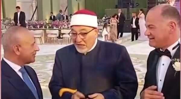 وسط أجواء عائلية.. محافظ القاهرة وأحمد موسى ومصطفى بكري يشاركون نشأت الديهي فرحته بعقد قران نجله