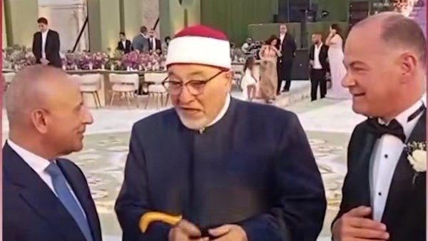 وسط أجواء عائلية.. محافظ القاهرة وأحمد موسى ومصطفى بكري يشاركون نشأت الديهي فرحته بعقد قران نجله