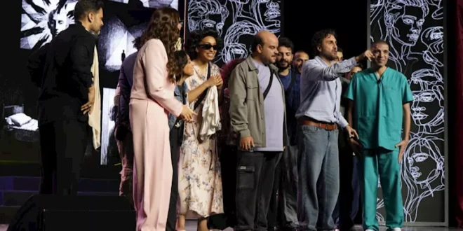 وسط حضور كامل العدد.. هشام ماجد يحتفل بمسرحية "خيال مريض" ويشيد بأداء