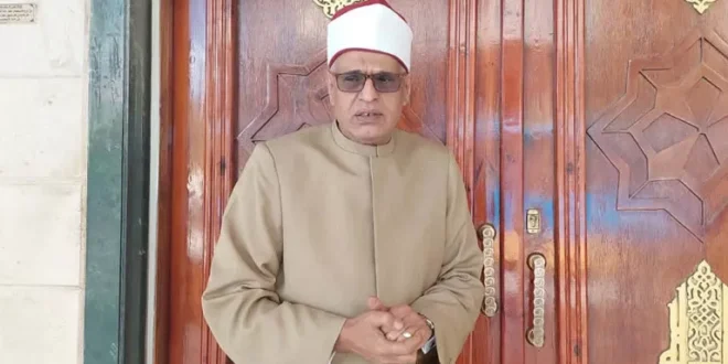وكيل أوقاف الإسكندرية يطمئن على عامل مسجد تعرض للضرب