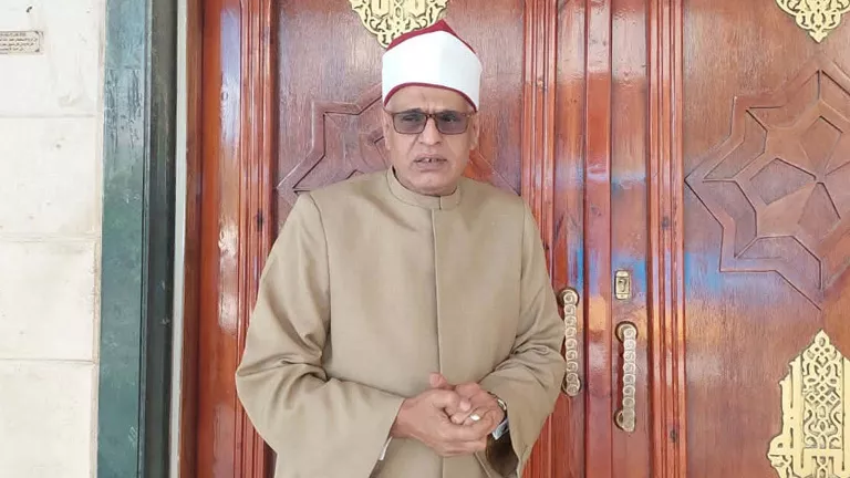 وكيل أوقاف الإسكندرية يطمئن على عامل مسجد تعرض للضرب