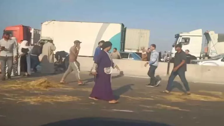 16 مصابًا بينهم طفل.. انقلاب سيارة ربع نقل على محور 30 يونيو (صور) | ضي النهار 16 مصابًا بينهم طفل.. انقلاب سيارة ربع نقل على محور 30 يونيو (صور)