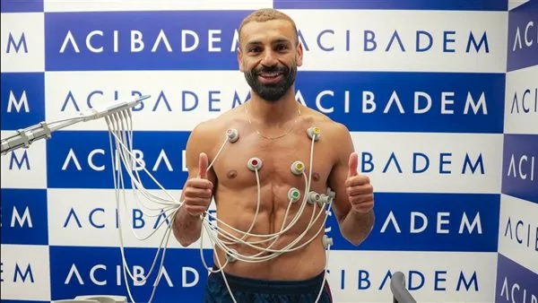محمد صلاح  يخضع للكشف الطبي