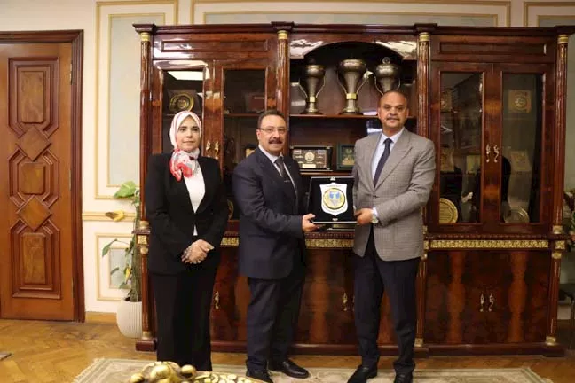 رئيس جامعة الإسكندرية يزور مدير أمن المحافظة  (2)