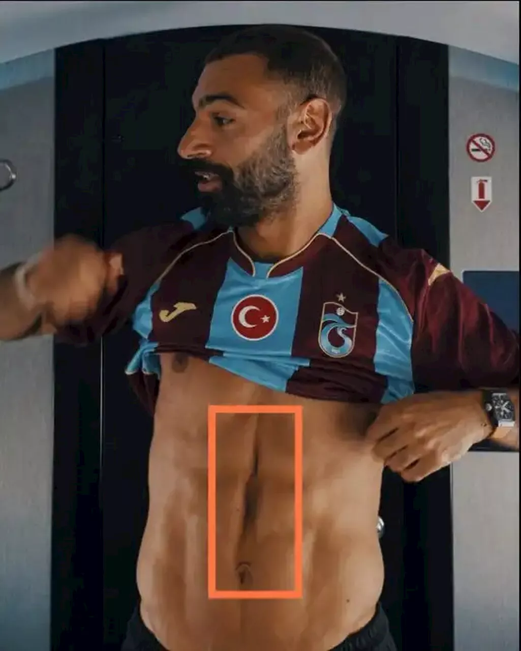 علامة غائرة في بطن محمد صلاح تثير الجدل.. ما قصتها؟ | ضي النهار ندبة على بطن صلاح (1)