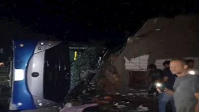 3 جثث و51 مصابًا.. تصادم مروع بين أتوبيس وسيارة نقل على طريق محور الضب