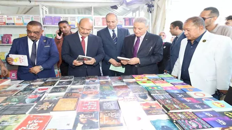 37 دار نشر وبرنامج ثقافي متكامل في افتتاح معرض السويس للكتاب (صور)