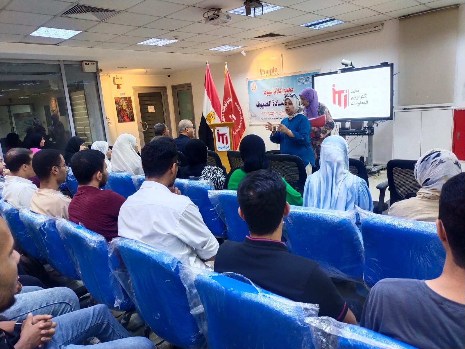 صور.. بالتعاون مع معهد تكنولوجيا المعلومات.. "إعلام أسيوط" ينظم لقاءً حول «القيادة الاستراتيجية الأكتاجون ورؤية مصر للمستقبل» | ضي النهار WhatsApp Image 2026 08 26 at 2.09.51 PM 1