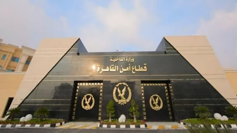 إجراء عاجل من الأمن بشأن فيديو اعتداء شابين على والداتهم داخل شقتها