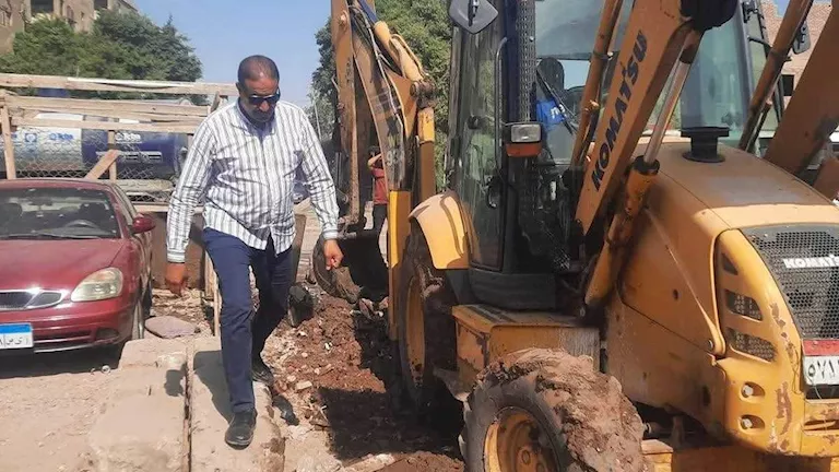 إصلاح كسر بخط مياه أمام مستشفى بهتيم المركزي