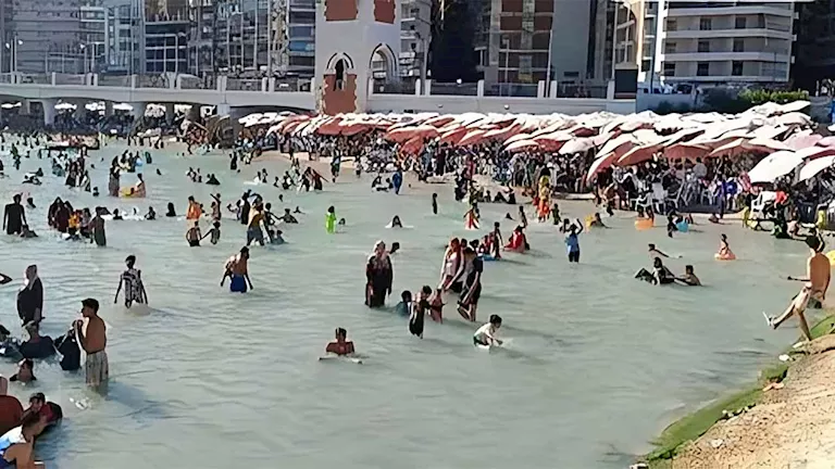 إقبال كبير على شواطئ الإسكندرية في "الويك إند"
