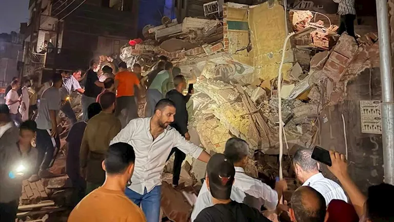 انتشال أول جثمان من تحت أنقاض عقار زفتى المنهار.. والبحث مستمر