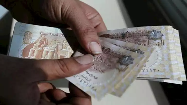 انخفاض المعروض النقدي في مصر.. هل هو انكماش حقيقي أم تأثير لسعر الصرف؟