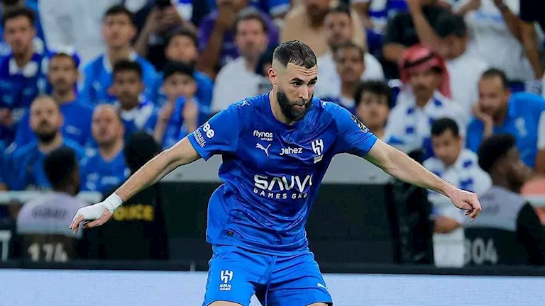 بعد تجربة الهلال.. بنزيما يدرس اعتزال كرة القدم نهائياً