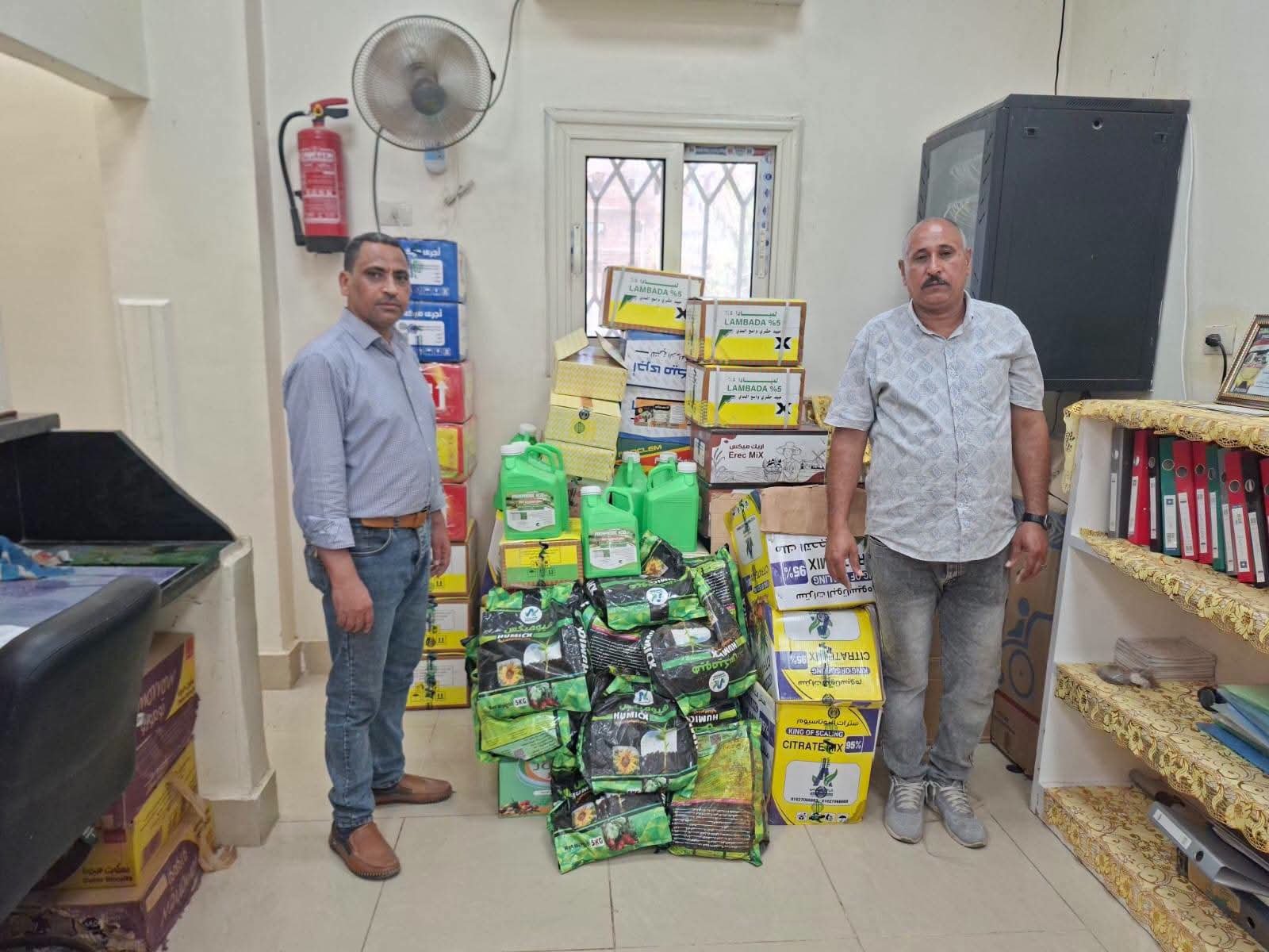 2302 مخالفة تموينية في شهر واحد.. حملات مكثفة بأسيوط تضبط سلعًا فاسدة ودقيقًا مدعمًا قبل تهريبه | ضي النهار تحرير 2302 محضر تمويني خلال يوليو. وضبط كميات كبيرة من السلع الفاسدة والمغشوشة والدقيق المدعم قبل تهريبها 13