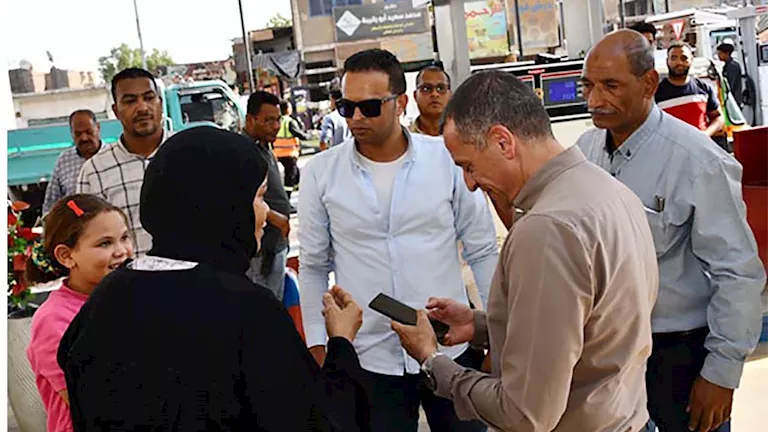 جولة مفاجئة لمحافظ أسوان على محطات الوقود.. ماذا رصد؟ (صور)