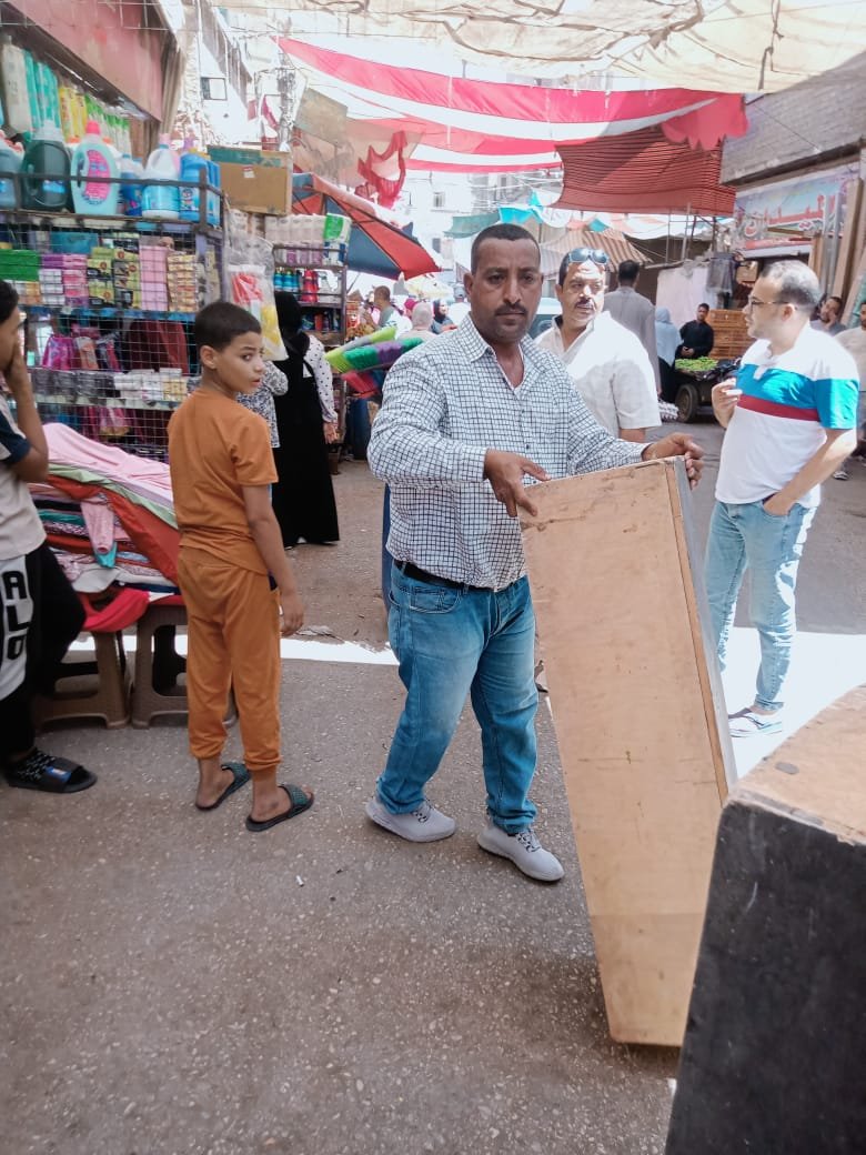 حملة مكبرة لرفع الإشغالات والتعديات على حرم الطريق بمدينة القوصية لإعادة الانضباط وتحقيق السيولة المرورية 3