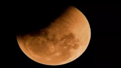 خسوف جزئي للقمر فجر الجمعة.. الأزهر للفتوي يوضح حكم صلاة الخسوف وكيفي