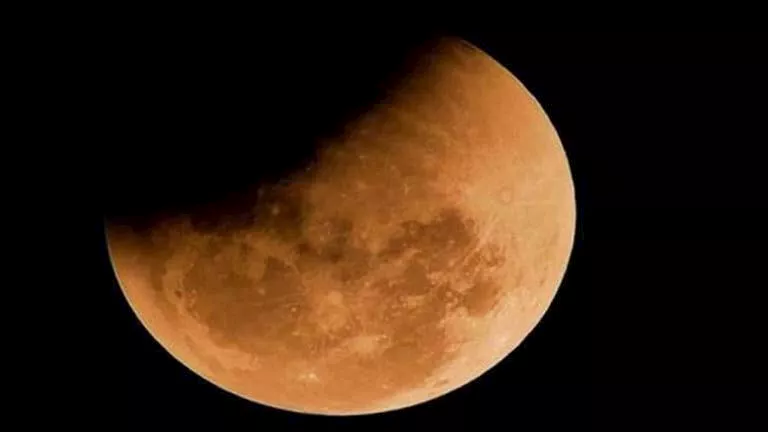 خسوف جزئي للقمر فجر الجمعة.. الأزهر للفتوي يوضح حكم صلاة الخسوف وكيفي