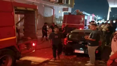 دخان كثيف يلف العقار.. حريق داخل شقة بمنطقة الفلل في بنها (صور)