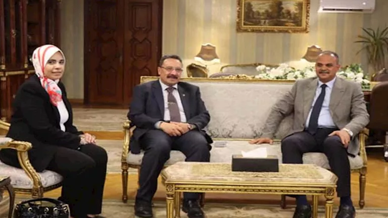 رئيس جامعة الإسكندرية يهنئ مدير الأمن بمنصبه الجديد - صور