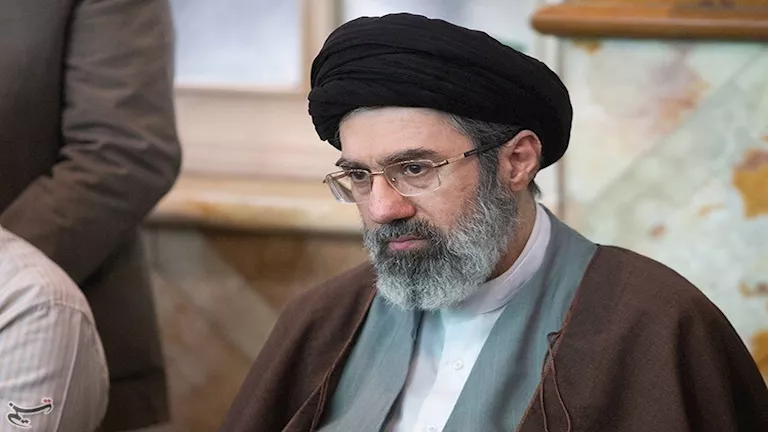 رويترز: مجتبى خامنئي يسيطر على الحكم ويدير شؤون البلاد من وراء الكوالي