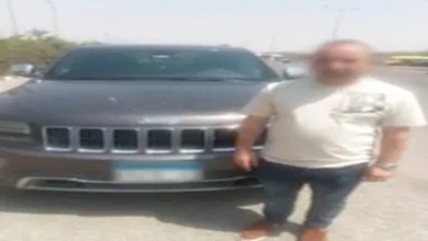 سيارة فوق الرصيف.. ضبط قائدها بعد تداول فيديو على السوشيال ميديا