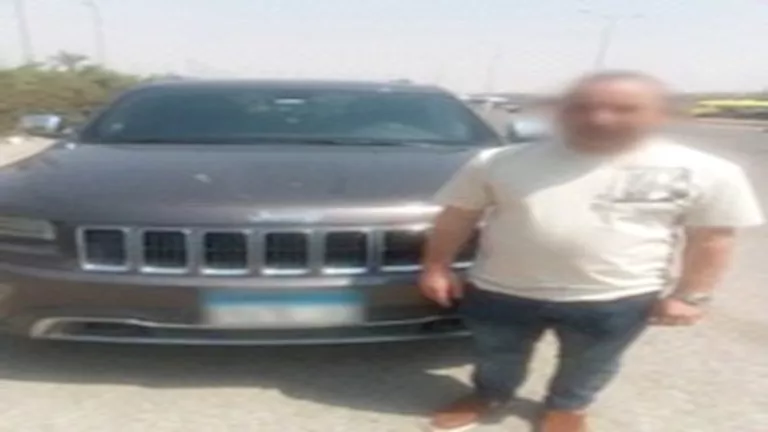 سيارة فوق الرصيف.. ضبط قائدها بعد تداول فيديو على السوشيال ميديا