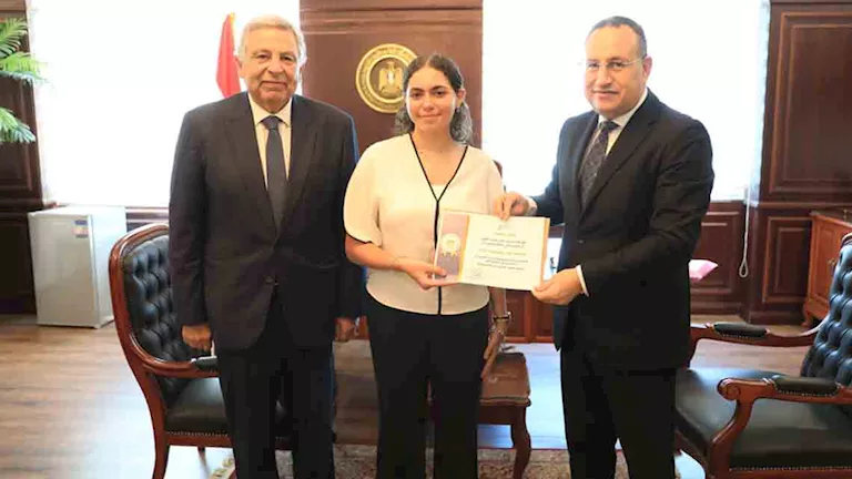 شاهد.. وزير التعليم العالي يكرم طالبة فيديو إسعاف مصابي "أرابيلا بلازا