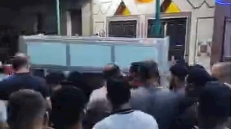 مئات الأهالي يشيعون جثامين أم وطفليها في جنازة حزينة بمناوهلة بالباجور