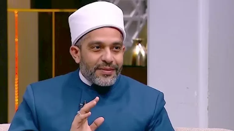 ما حكم الدعاء على من ظلمني في الصلاة؟.. أمين الفتوى يرد