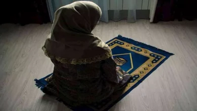 ما حكم صلاة المرأة بالمكياج؟.. عالم أزهري يوضح متى تصح ومتى يجب إزالته