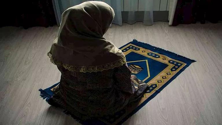 ما حكم صلاة المرأة بالمكياج؟.. عالم أزهري يوضح متى تصح ومتى يجب إزالته