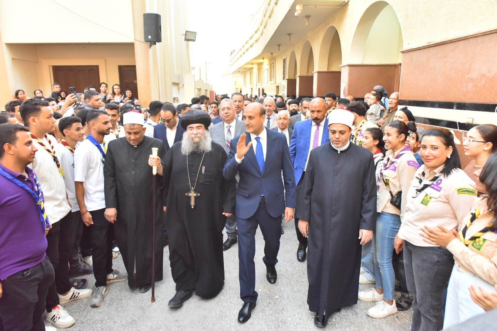 محافظ أسيوط يزور دير السيدة العذراء وكنيسة سيدة الانتقال بقرية درنكة للتهنئة باحتفالات صوم السيدة العذراء مريم 4