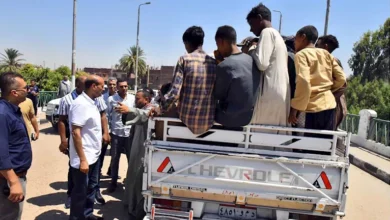 محافظ أسيوط يوقف سيارة وتروسيكل يقلان أطفالاً ويعيدهم بأتوبيس آمن