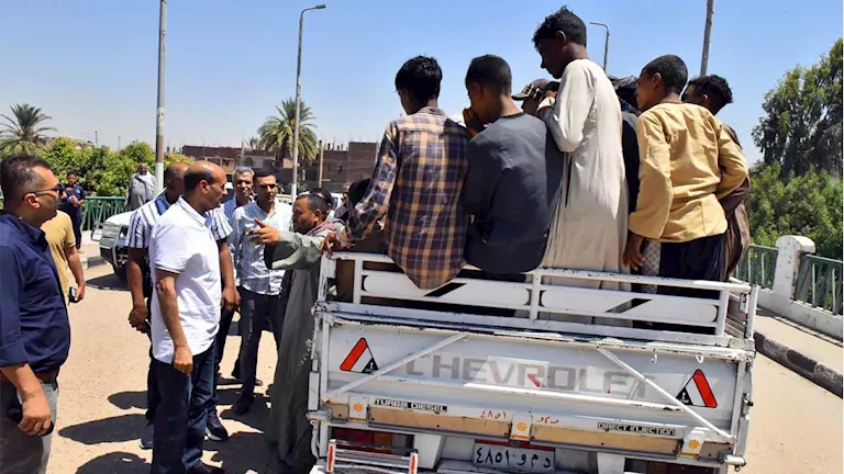 محافظ أسيوط يوقف سيارة وتروسيكل يقلان أطفالاً ويعيدهم بأتوبيس آمن
