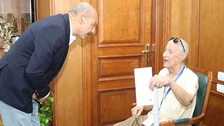 محافظ السويس يستقبل مسن تعرض لعملية نصب