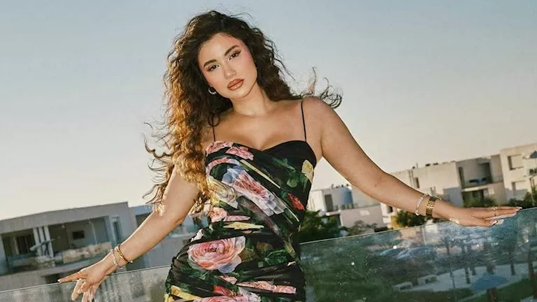 هدى الإتربي تتألق بفستان أسود جريء مزين بالورود.. صور