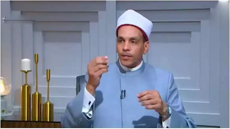 هل رشّ المياه أمام المنازل جائز أم حرام؟.. أمين الفتوى يجيب