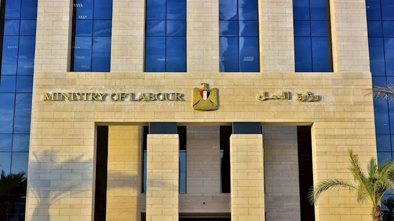 هل يحق لصاحب العمل خصم الراتب كاملا؟