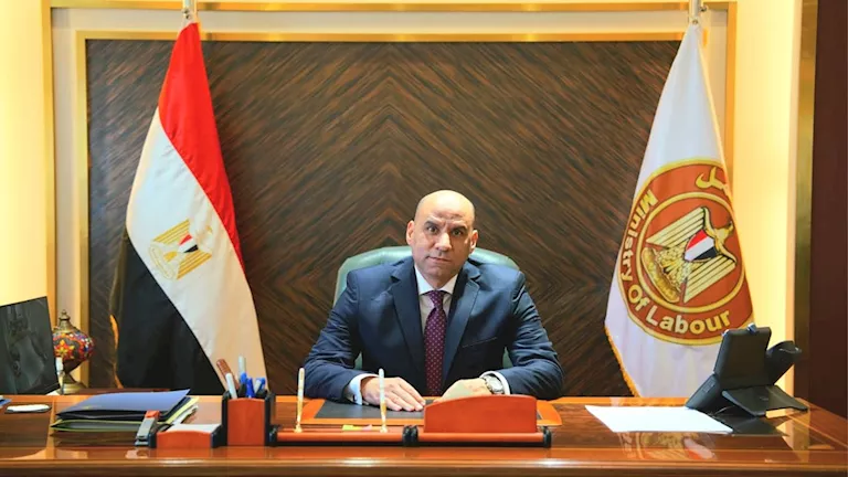 وزير العمل يتابع حادث انقلاب سيارة عمال بالجيزة