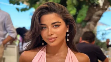 يارا السكري تخطف الأنظار على شاطئ البحر بفستان لامع