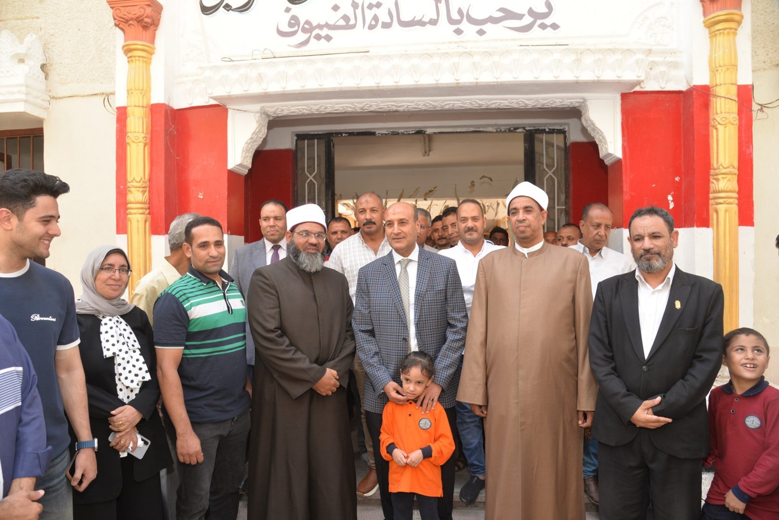 محافظ أسيوط يهنئ طلاب معهد عمر بن الخطاب الأزهري ويتفقد الورش التعليمية | ضي النهار 191