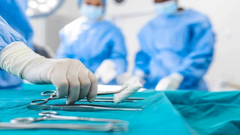 أطباء جامعة الزقازيق يستأصلون ورمًا ضخمًا من صدر طفلة 6 سنوات